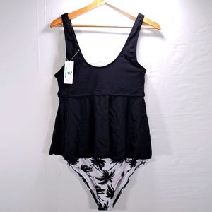 Beachsissi large black and white tanking. Built in bra, removable. NWT.